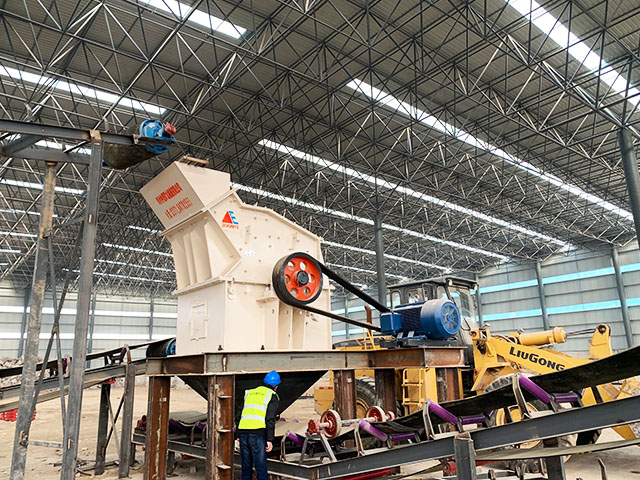 開(kāi)封大型固定式石料、混凝土生產(chǎn)線安裝調(diào)試現(xiàn)場(chǎng)